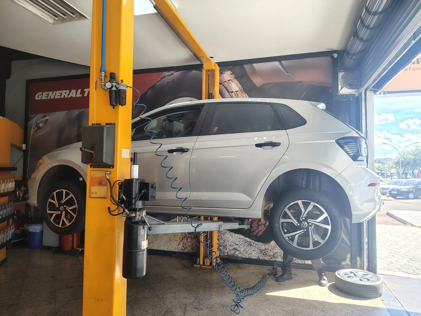 Carro no elevador para serviço na B&B Pneus